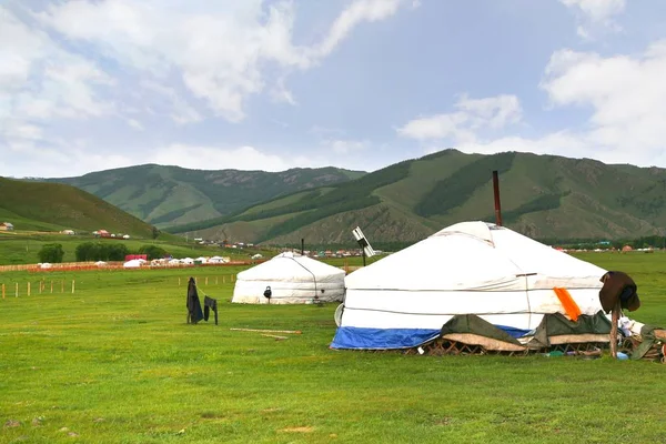 O acampamento ger em um grande prado em ulaanbaatar, mongólia — Fotografia de Stock