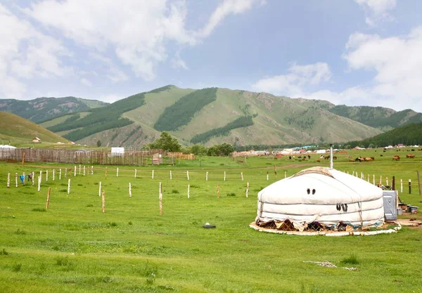 O acampamento ger em um grande prado em ulaanbaatar, mongólia — Fotografia de Stock