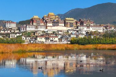 Songzanlin Tapınağı olarak da bilinen Ganden Sumtseling Manastırı, Zhongdian şehir (La), Yunnan Eyaleti Çin Tibet Budist manastırda ve yakından Potala Sarayı Lhasa