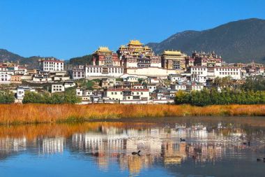 Songzanlin Tapınağı olarak da bilinen Ganden Sumtseling Manastırı, Zhongdian şehir (La), Yunnan Eyaleti Çin Tibet Budist manastırda ve yakından Potala Sarayı Lhasa