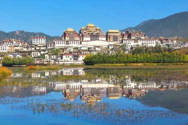 Songzanlin Tapınağı olarak da bilinen Ganden Sumtseling Manastırı, Zhongdian şehir (La), Yunnan Eyaleti Çin Tibet Budist manastırda ve yakından Potala Sarayı Lhasa