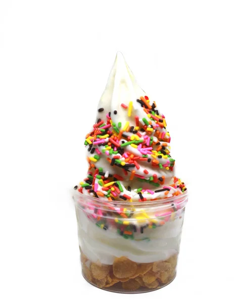 Soft εξυπηρετούν παγωτό σε ένα φλιτζάνι με συμπλήρωση — Φωτογραφία Αρχείου
