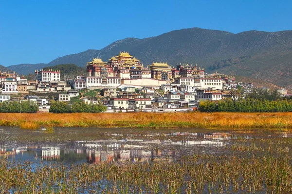 Songzanlin ναός επίσης γνωστό ως το μοναστήρι Sumtseling Ganden, είναι μια θιβετιανή βουδιστική Μονή στην πόλη Zhongdian (Επαρχία Σάνγκρι Λα), επαρχία Yunnan της Κίνας και είναι στενά Παλάτι Potala για: Λάσα — Φωτογραφία Αρχείου
