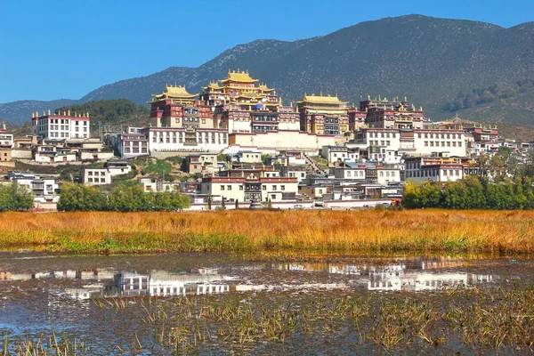 Songzanlin templom néven is ismert a Ganden Sumtseling kolostor, egy tibeti buddhista kolostor Zhongdian város (Shangri-La), Yunnan tartomány Kína, és szorosan Lhászában Potala-palota — Stock Fotó