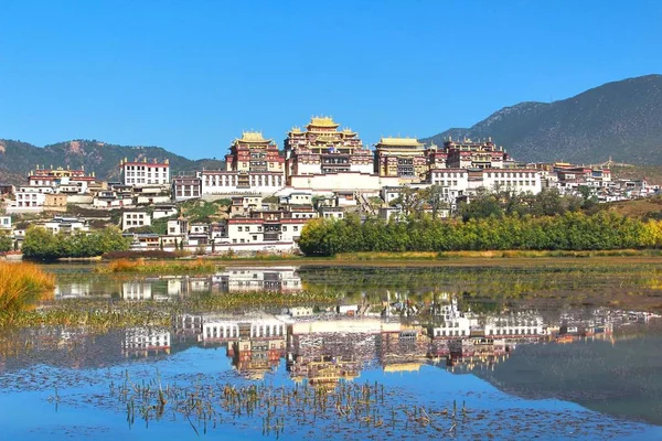 Songzanlin templet kallas även Ganden Sumtseling klostret, är en Tibetanska buddhistiska kloster i Zhongdian city (Shangri-La), Yunnan-provinsen Kina och är nära Potala Palace i Lhasa — Stockfoto