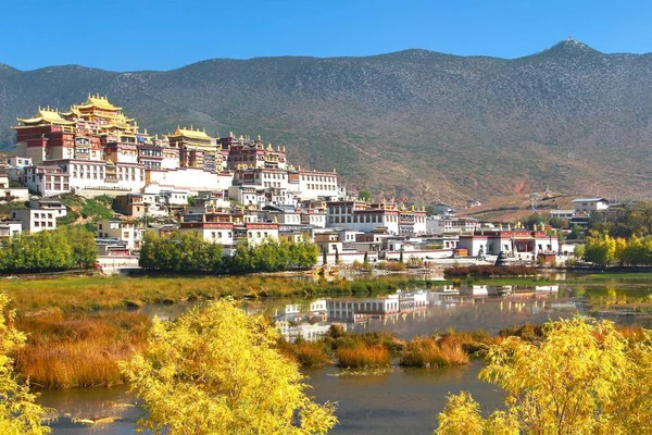 Songzanlin templom néven is ismert a Ganden Sumtseling kolostor, egy tibeti buddhista kolostor Zhongdian város (Shangri-La), Yunnan tartomány Kína, és szorosan Lhászában Potala-palota — Stock Fotó