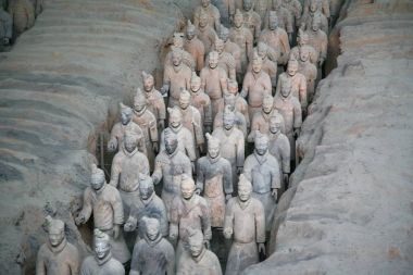 Xi'An, Çin - 19 Kasım 2016 Terracotta Army Qin Shi Huang, ilk İmparator Çin orduları betimleyen pişmiş toprak heykeller topluluğudur