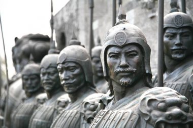 Qin Shi Huang, ilk İmparator Çin orduları betimleyen pişmiş toprak heykeller
