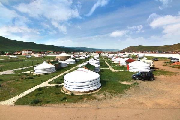 De ger camp in een grote weide op ulaanbaatar, Mongolië — Stockfoto