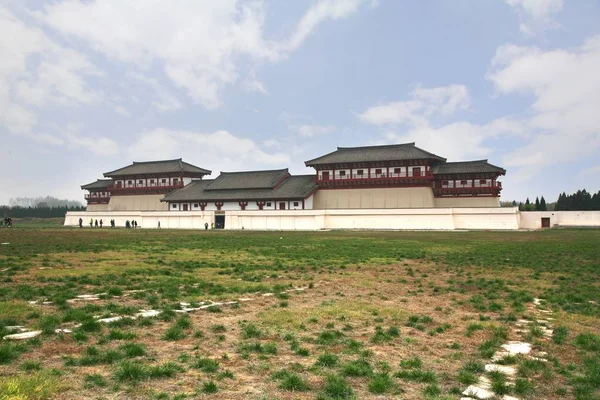 O han yang ling mausoléu é o local de enterro do imperador jing, o quarto imperador da dinastia han ocidental localizado em xian, china — Fotografia de Stock