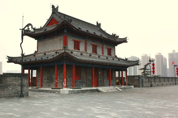 Solnedgången på xian city wall, är den största forntida militära defensiva systemen i världen ligger på xian, Kina — Stockfoto