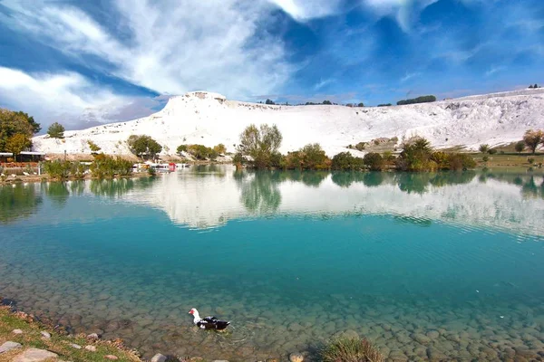 터키 파묵칼레에에서 푸른 물 — 스톡 사진