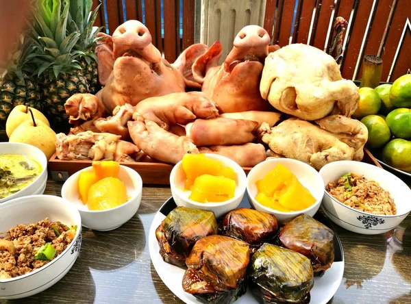Cabeça de porco e prato para adorar a Deus é dar-lhe o nosso amor nas tradições da Tailândia — Fotografia de Stock