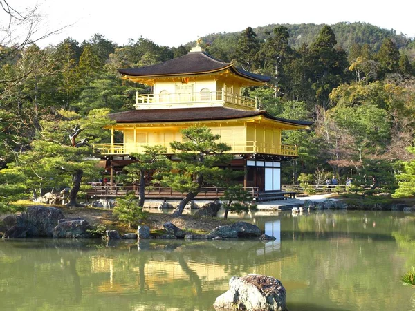 Templo kinkakuji en kyoto japón — Foto de Stock