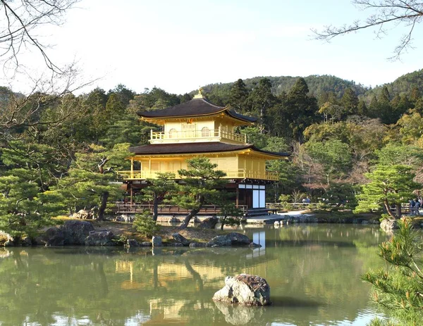 Templo kinkakuji en kyoto japón — Foto de Stock