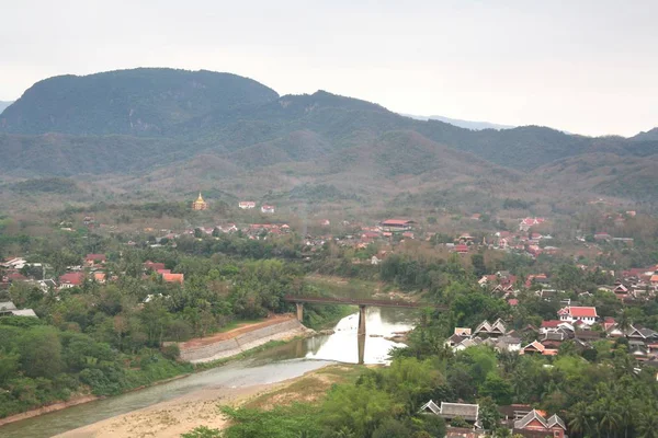 Mount phousi luang prabang şehirde üzerinden laos görüntülemek — Stok fotoğraf