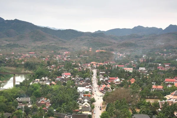 Mount phousi luang prabang şehirde üzerinden laos görüntülemek — Stok fotoğraf