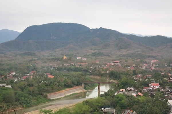 Widok z góry phousi w mieście luang prabang, laos — Zdjęcie stockowe