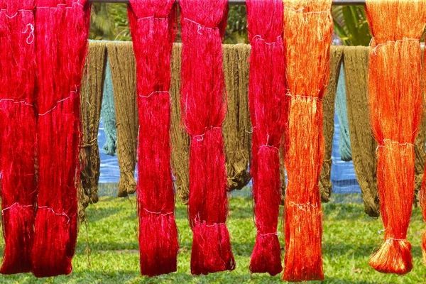 O tear de tecelagem colorido e a seda — Fotografia de Stock