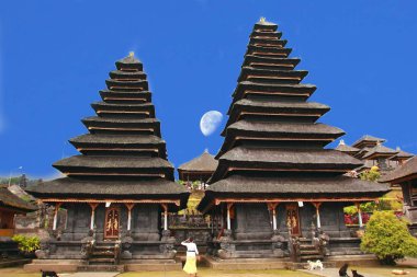 Pura Besakih bir hal kompleksi içinde Besakih Köyü Doğu Bali, Endonezya Agung Dağı eteklerinde tapınaktır