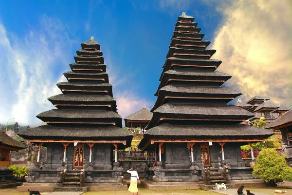 Pura Besakih je chrámový komplex v obci Besakih na svazích Mount Agung východní Bali, Indonésie — Stock fotografie