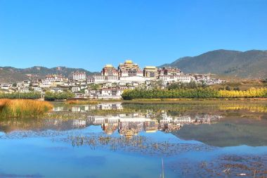 Songzanlin Tapınağı olarak da bilinen Ganden Sumtseling Manastırı, Zhongdian şehir (La), Yunnan Eyaleti Çin Tibet Budist manastırda ve yakından Potala Sarayı Lhasa