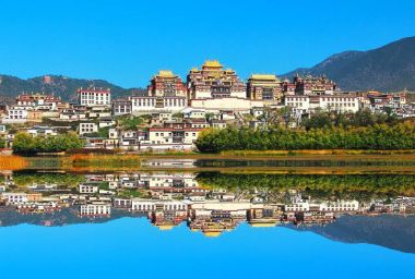 Songzanlin Tapınağı olarak da bilinen Ganden Sumtseling Manastırı, Zhongdian şehir (La), Yunnan Eyaleti Çin Tibet Budist manastırda ve yakından Potala Sarayı Lhasa