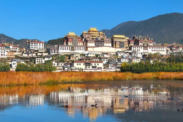 Songzanlin templom néven is ismert a Ganden Sumtseling kolostor, egy tibeti buddhista kolostor Zhongdian város (Shangri-La), Yunnan tartomány Kína, és szorosan Lhászában Potala-palota — Stock Fotó