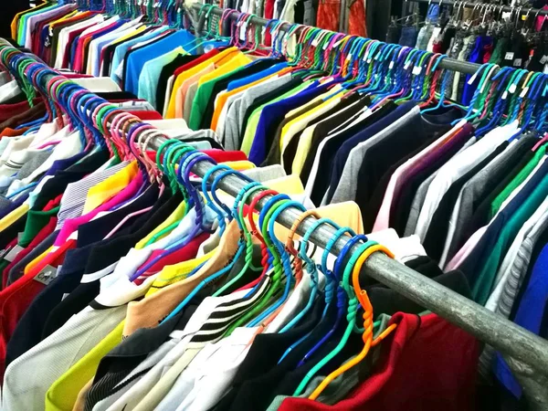 As roupas de segunda mão no mercado — Fotografia de Stock