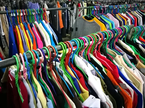 As roupas de segunda mão no mercado — Fotografia de Stock