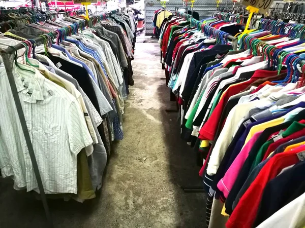 As roupas de segunda mão no mercado — Fotografia de Stock