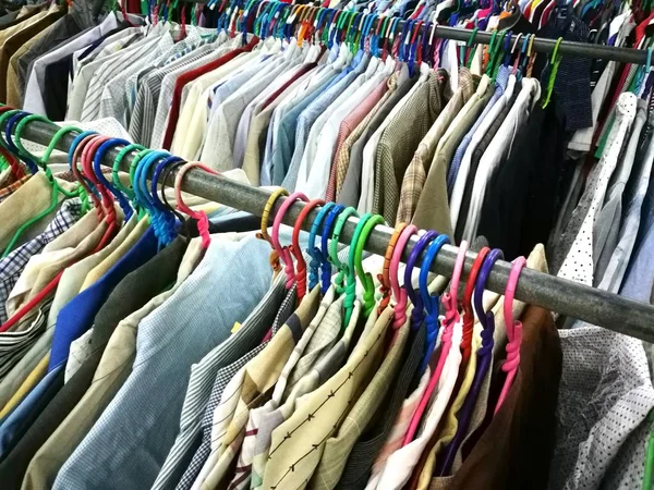 As roupas de segunda mão no mercado — Fotografia de Stock