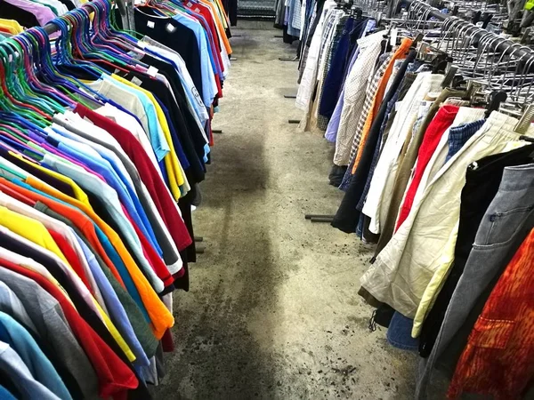 As roupas de segunda mão no mercado — Fotografia de Stock