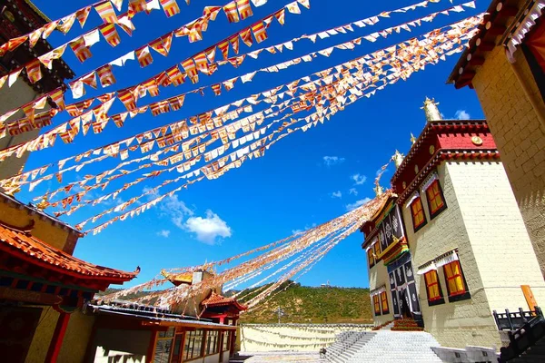 Templo de Songzanlin en la ciudad de Zhongdian (Shangri-La), provincia de Yunnan China — Foto de Stock