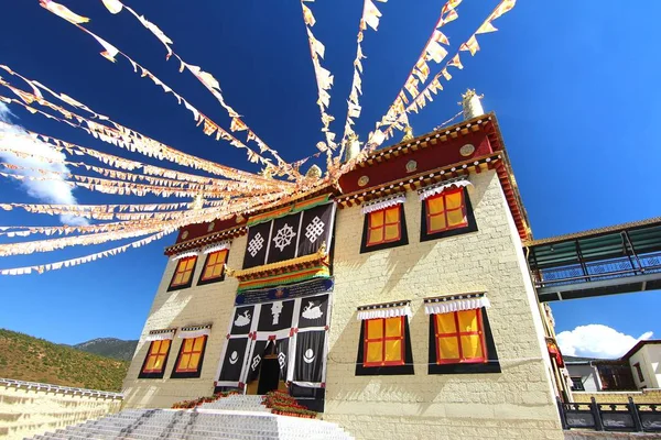 Templo de Songzanlin en la ciudad de Zhongdian (Shangri-La), provincia de Yunnan China — Foto de Stock