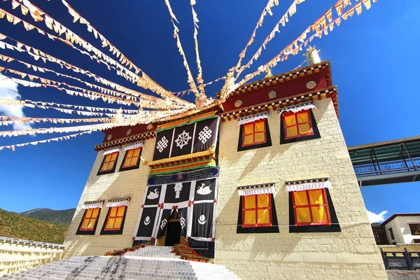 Templo de Songzanlin en la ciudad de Zhongdian (Shangri-La), provincia de Yunnan China — Foto de Stock