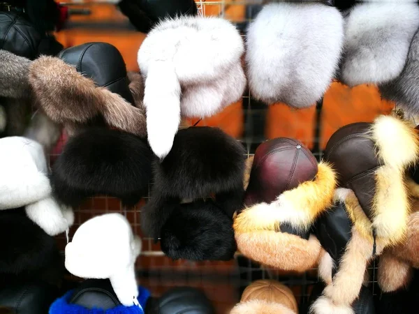 O chapéu de peles no Mercado de Izmailovsky em Moscou, Rússia — Fotografia de Stock