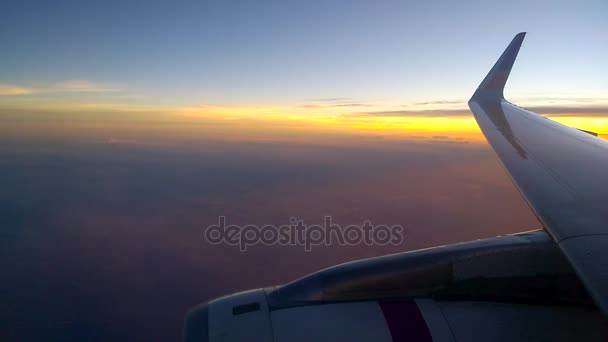 Bangkok, Tailandia enero 20, 2017: Aerolínea sonriente tailandesa vuela en el cielo en Bangkok, Tailandia — Vídeo de stock