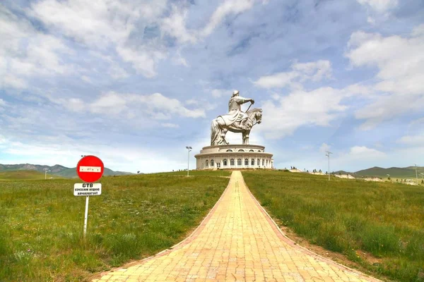 Ulaanbaatar, Mongoliet 3 juli 2016 på Djingis Khan statyn på hästryggen, på Tsonjin Boldogeast av den mongoliska huvudstaden Ulaanbaatar — Stockfoto