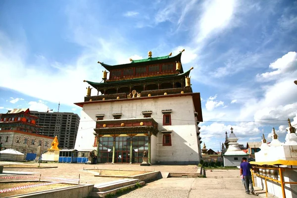 Het klooster van de gandantegchinlen is een Tibetaans-stijl boeddhistisch klooster in de Mongoolse hoofdstad van ulaanbaatar, Mongolië — Stockfoto