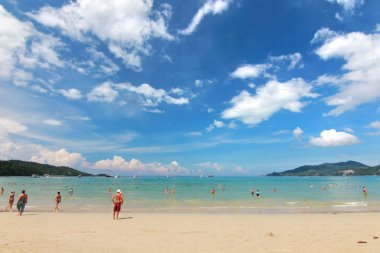 Phuket Tayland, November22, 2014 birçok turist Patong plaj bu en meşhur Mekanlar
