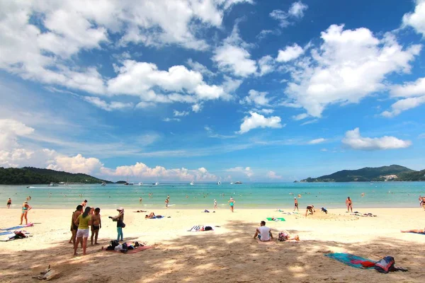 Phuket thailand, 22. november2014 viele touristen am patong beach, dem berühmtesten ort — Stockfoto