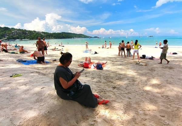 Phuket Thailand , November22 ,2014   Many tourists at  Patong beach that is the most famous place — Stock Photo, Image