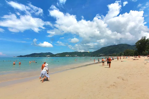 Phuket thailand, 22. november2014 viele touristen am patong beach, dem berühmtesten ort — Stockfoto