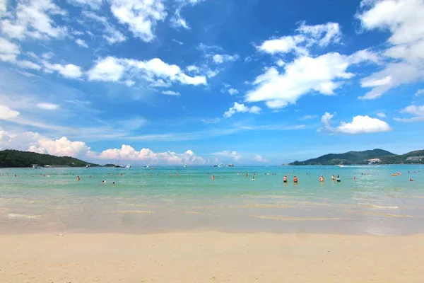 Phuket Tailândia, Novembro 22, 2014 Muitos turistas na praia de Patong que é o lugar mais famoso — Fotografia de Stock