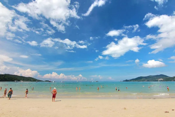 Phuket thailand, 22. november2014 viele touristen am patong beach, dem berühmtesten ort — Stockfoto