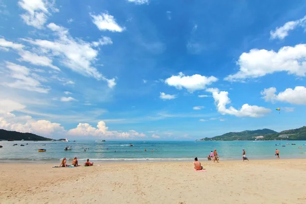 泰国普吉岛，November22，2014年许多游客在芭东海滩就是最有名的地方 — 图库照片