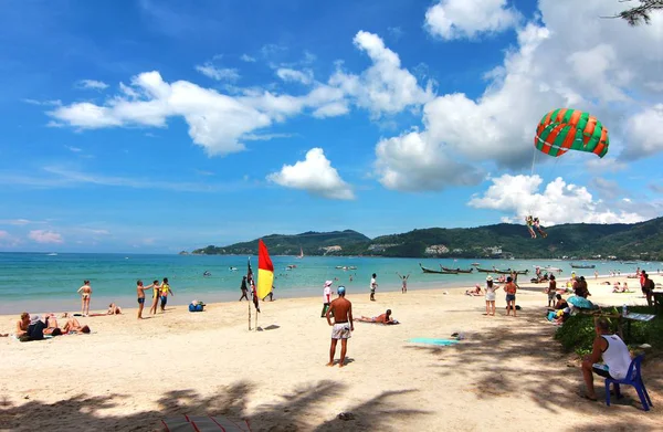 Phuket Tailândia, Novembro 22, 2014 Muitos turistas na praia de Patong que é o lugar mais famoso — Fotografia de Stock