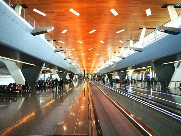 Doha Qatar, 17 de marzo de 2017: El Aeropuerto Internacional de Hamad es el aeropuerto internacional de Doha, la capital de Qatar . — Foto de Stock