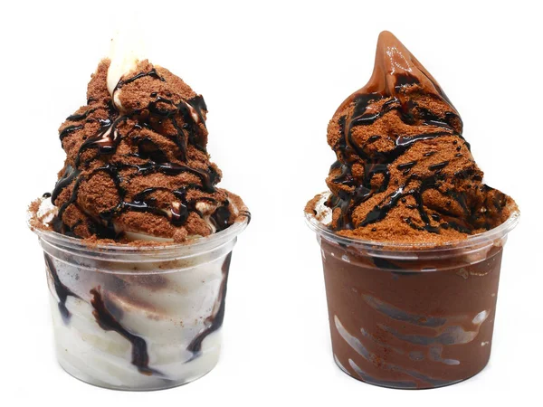 Servir helado suave en una taza con cobertura — Foto de Stock